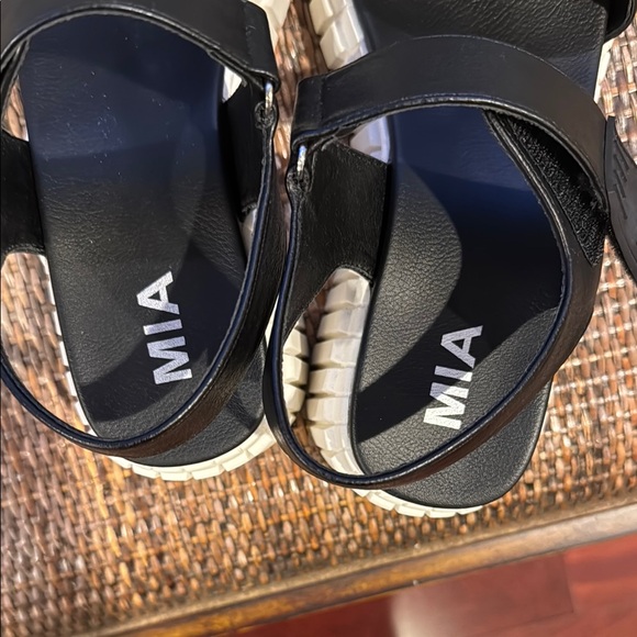 Stylish Black Platform Sandals - Picture 5 of 6